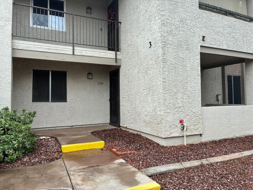 10610 S 48th St in Phoenix, AZ - Foto de edificio