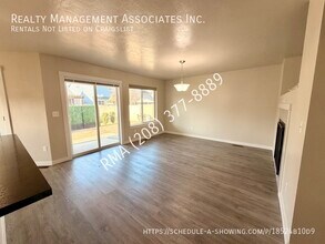 6059 N Silver Spruce Ave in Meridian, ID - Building Photo - Building Photo