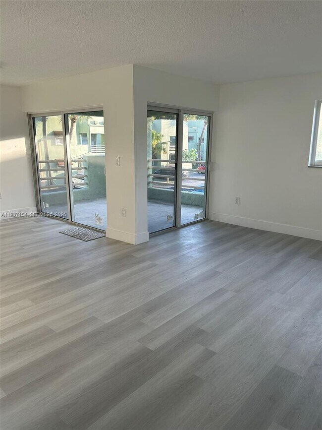 11163 NW 7th St in Miami, FL - Building Photo - Building Photo