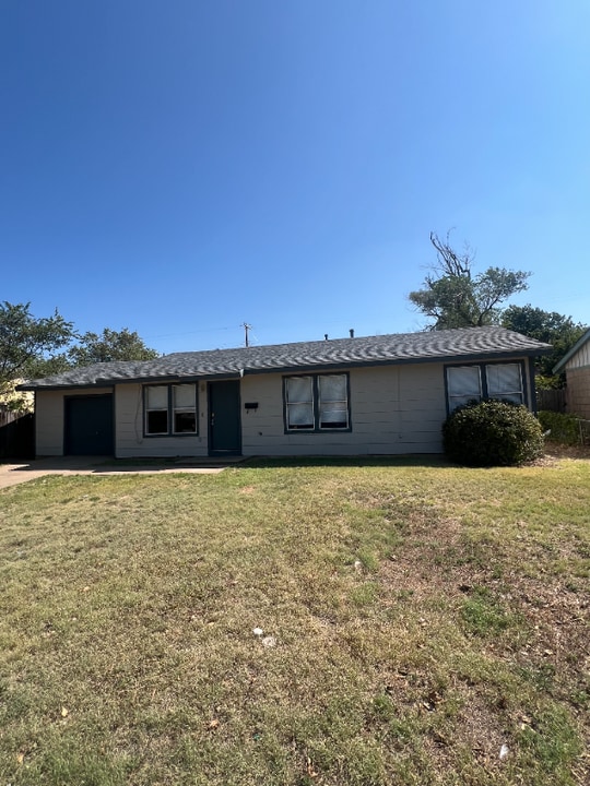 2420 Poplar St in Amarillo, TX - Building Photo