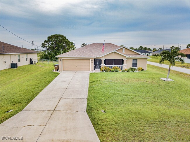 1129 NW 19th Ave in Cape Coral, FL - Foto de edificio - Building Photo