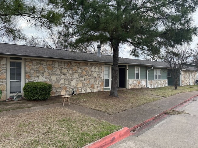 2800 Longmire Dr in College Station, TX - Building Photo - Building Photo