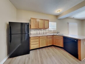 8036 Chesterhill Way in Indianapolis, IN - Foto de edificio - Building Photo