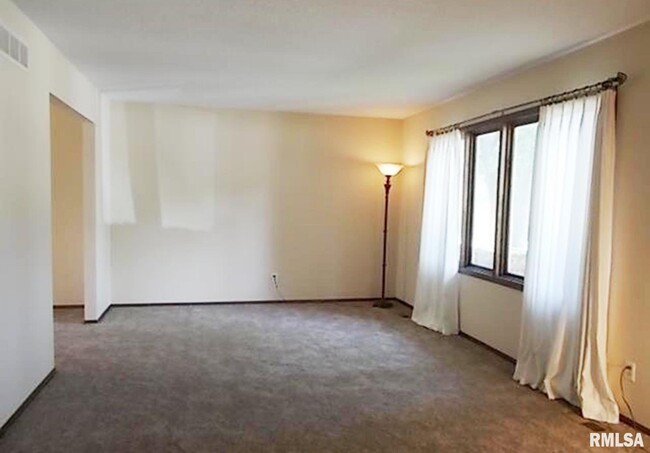 1216 Tanglefoot Ln in Bettendorf, IA - Building Photo - Building Photo