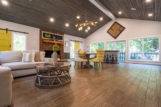Laurel Woods Apartments in Greenville, SC - Foto de edificio - Building Photo