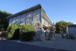 8th Street Apartments in Davis, CA - Foto de edificio - Building Photo