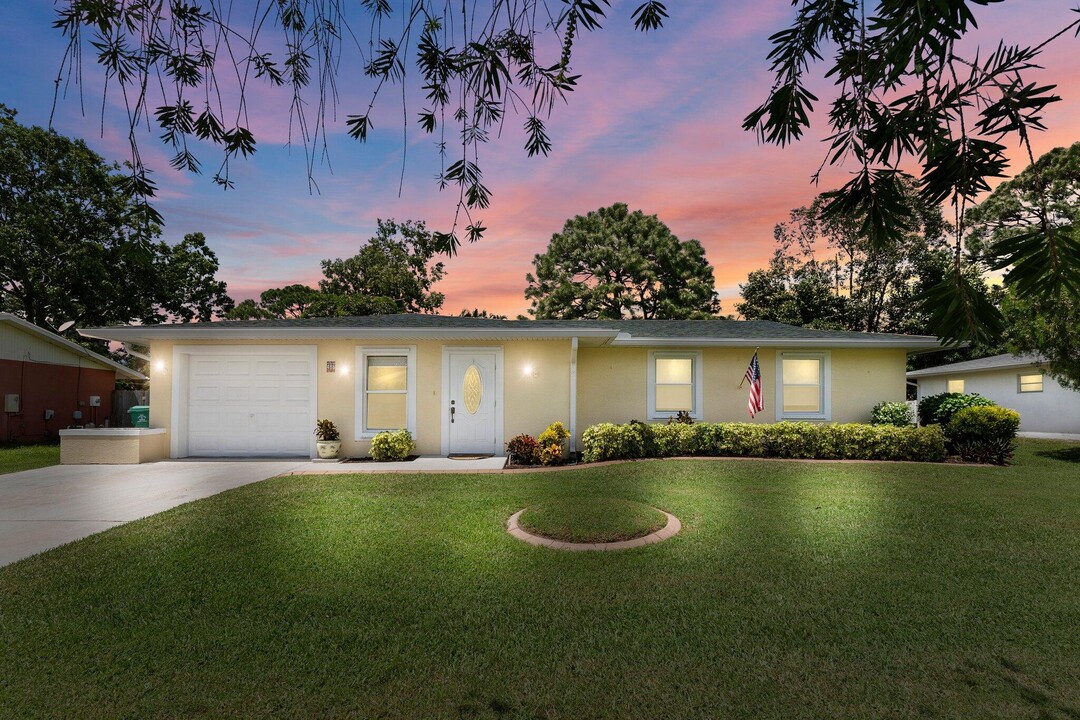 486 NE Solida Cir in Port St. Lucie, FL - Foto de edificio