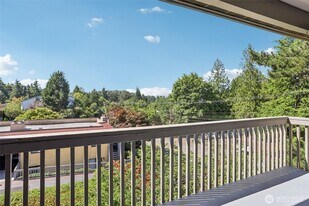 11644 100th Ave NE in Kirkland, WA - Building Photo