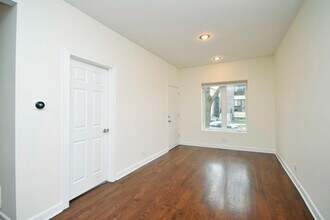 2702 N Artesian Ave in Chicago, IL - Building Photo - Building Photo