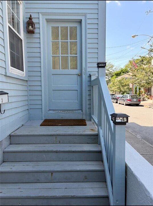 8 Bridge St in Newport, RI - Building Photo