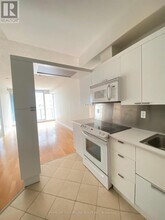 111 Elizabeth St in Toronto, ON - Building Photo - Building Photo