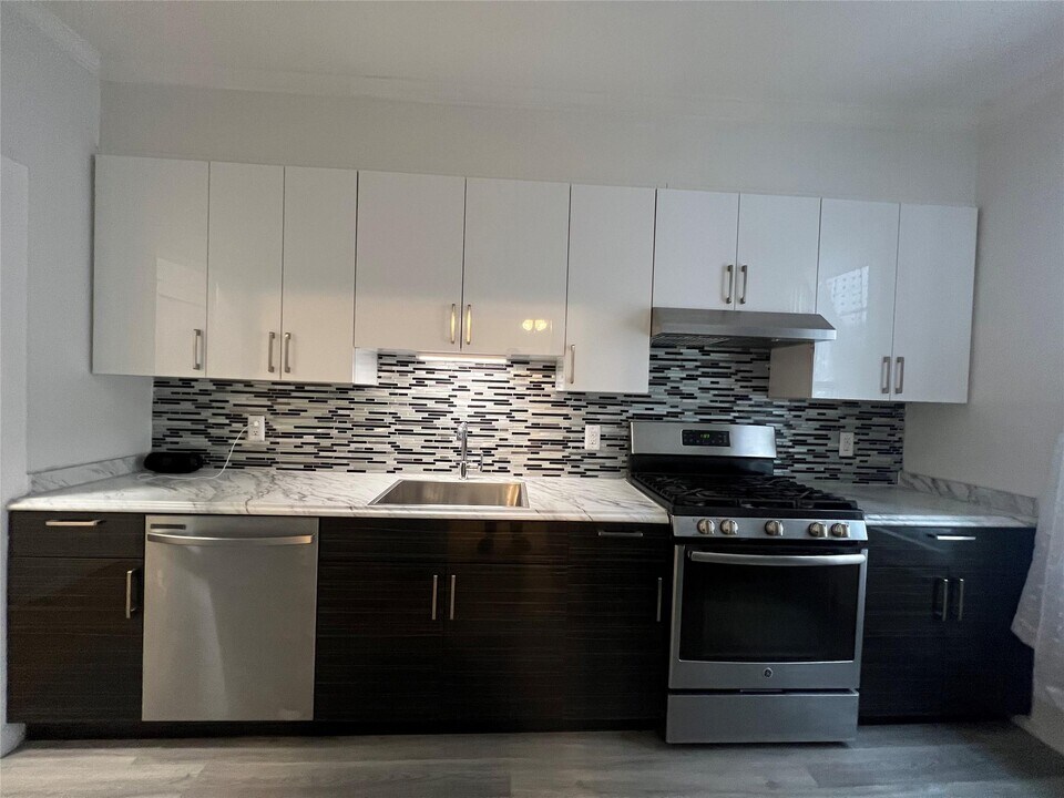 70-34 69th St in Queens, NY - Building Photo