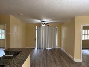 2520 Centergate Dr in Miramar, FL - Foto de edificio - Building Photo