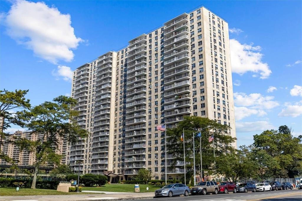 501 Surf Ave in Brooklyn, NY - Building Photo