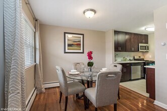 The Crossings At Metropark in Iselin, NJ - Building Photo - Building Photo