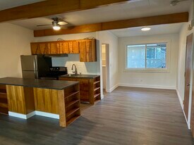 465 Winslow Way E, Unit 303 in Bainbridge Island, WA - Building Photo