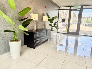 8001 NW 41st St in Doral, FL - Building Photo - Building Photo