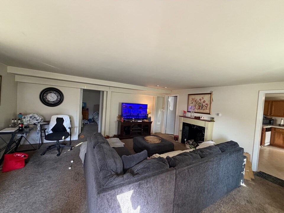 192 E Main St in Collegeville, PA - Building Photo