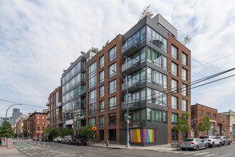 50 Greenpoint Ave in Brooklyn, NY - Foto de edificio - Building Photo