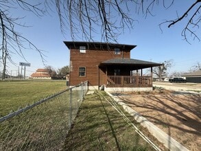 411 W Avenue K in Jarrell, TX - Building Photo - Building Photo