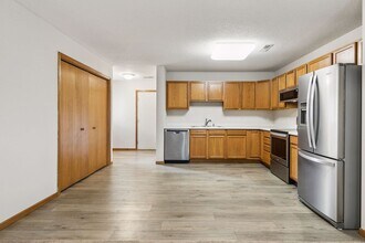 337 Williamsburg Pl in New Richmond, WI - Building Photo - Building Photo