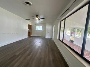 580 NE 170th St in North Miami Beach, FL - Building Photo - Building Photo