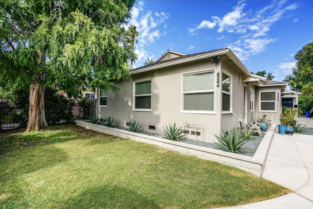 4246 Tujunga Ave in Studio City, CA - Building Photo