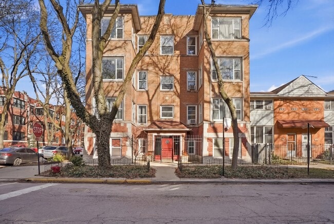 property at 7657 N Greenview Ave