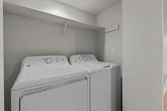 Centrepointe Apartments in Everett, WA - Building Photo - Building Photo