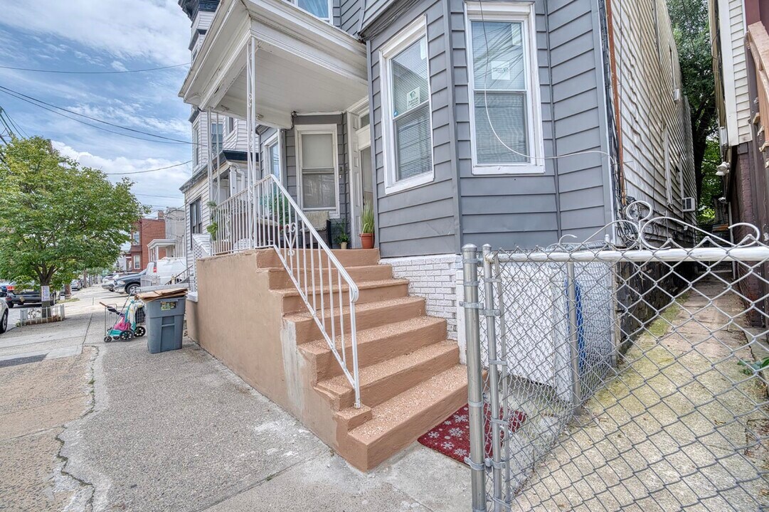 37 Poplar St in Jersey City, NJ - Building Photo