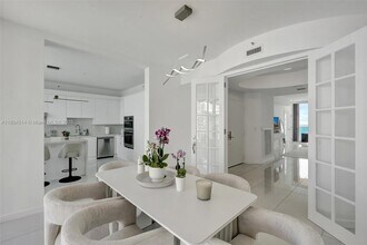 300 South Pointe Dr in Miami Beach, FL - Building Photo - Building Photo