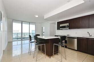90 SW 3rd St, Unit 3008 in Miami, FL - Building Photo - Building Photo