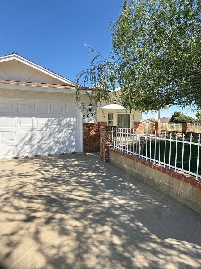 5603 W Avenue M2 in Lancaster, CA - Building Photo - Building Photo