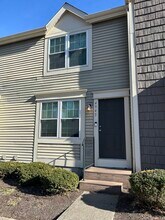 4945 Singleton Dr in Hilliard, OH - Foto de edificio - Building Photo