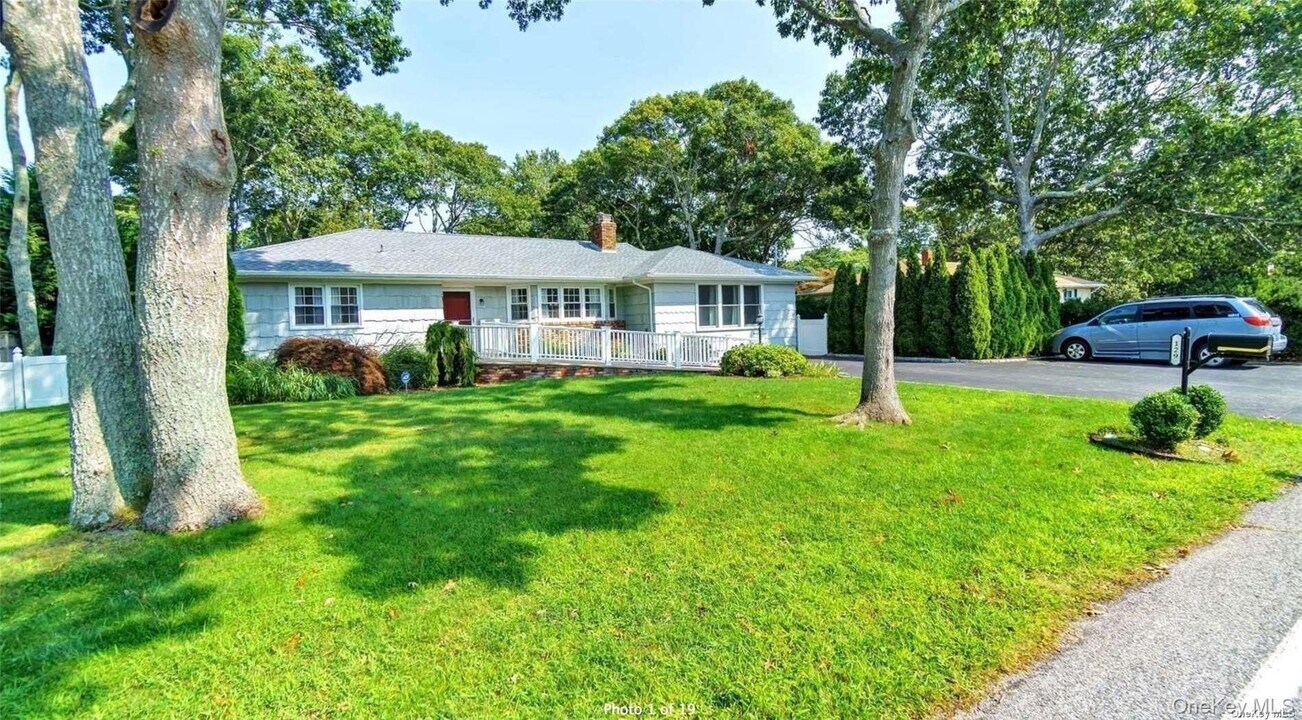 129 Lynncliff Rd in Hampton Bays, NY - Building Photo
