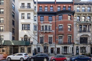 318 W 108th St in New York, NY - Building Photo