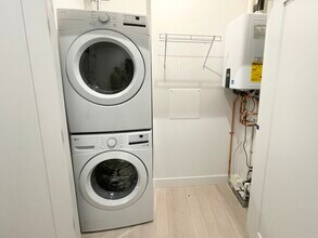 173 Maverick St, Unit 201 in Boston, MA - Building Photo - Building Photo