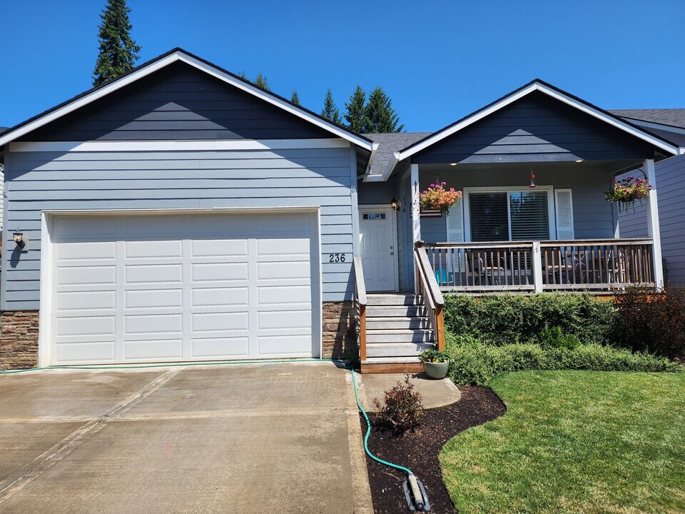 236 E St in Vernonia, OR - Building Photo