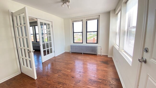 property at 3933 N Clarendon Ave