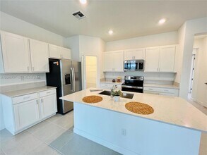 6939 Harbours Edge Ave in Greenacres, FL - Foto de edificio - Building Photo