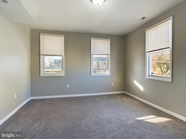 300 W Chesapeake Ave in Towson, MD - Building Photo - Building Photo