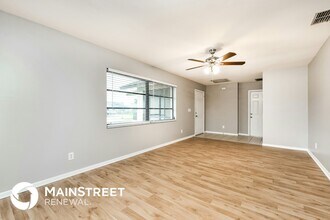 8445 Winged Foot Dr in Ft. Myers, FL - Foto de edificio - Building Photo