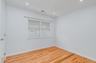 14 Mina Dr in Jersey City, NJ - Building Photo - Building Photo