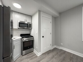 510 W Belmont Ave in Chicago, IL - Building Photo - Building Photo