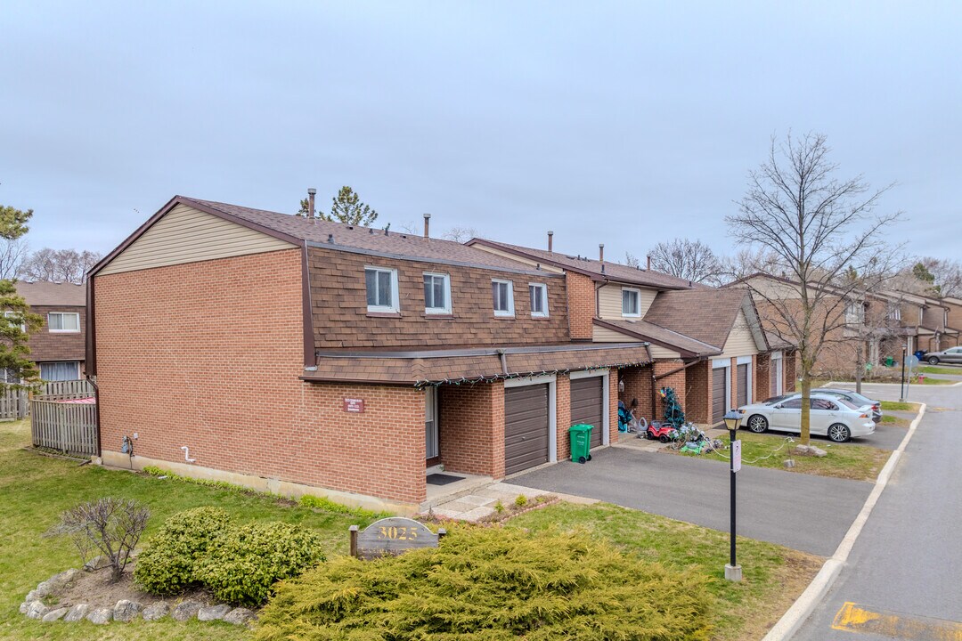 3025 Cedarglen Gate in Mississauga, ON - Building Photo