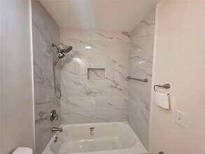 309 NE 169th St in North Miami Beach, FL - Building Photo - Building Photo