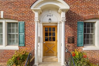 3937 Davis Pl NW in Washington, DC - Foto de edificio - Building Photo