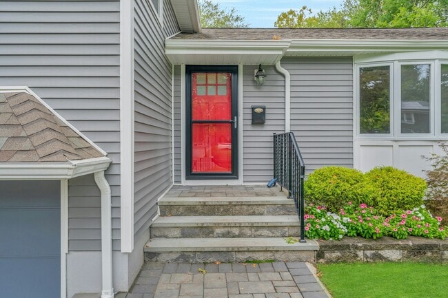 370 Holland Ln in Englewood, NJ - Building Photo - Building Photo