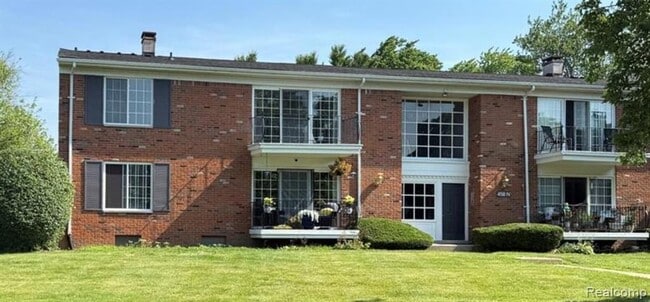 458 Fox Hills Dr S, Unit A-8 in Bloomfield Township, MI - Building Photo - Building Photo