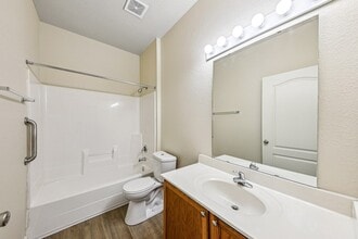 Glenmary Village Apartments in Louisville, KY - Foto de edificio - Building Photo